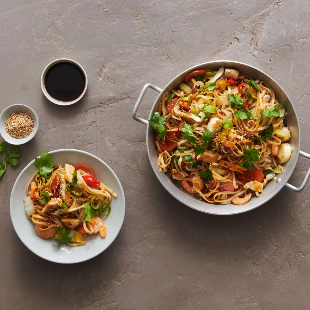 Bami goreng con pollo e gamberetti