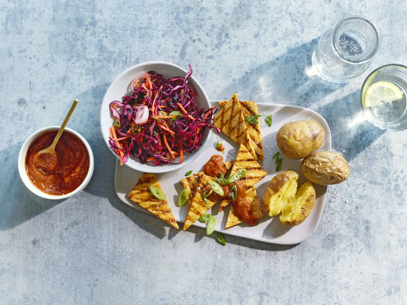 Tofu BBQ con coleslaw e baked potatoes