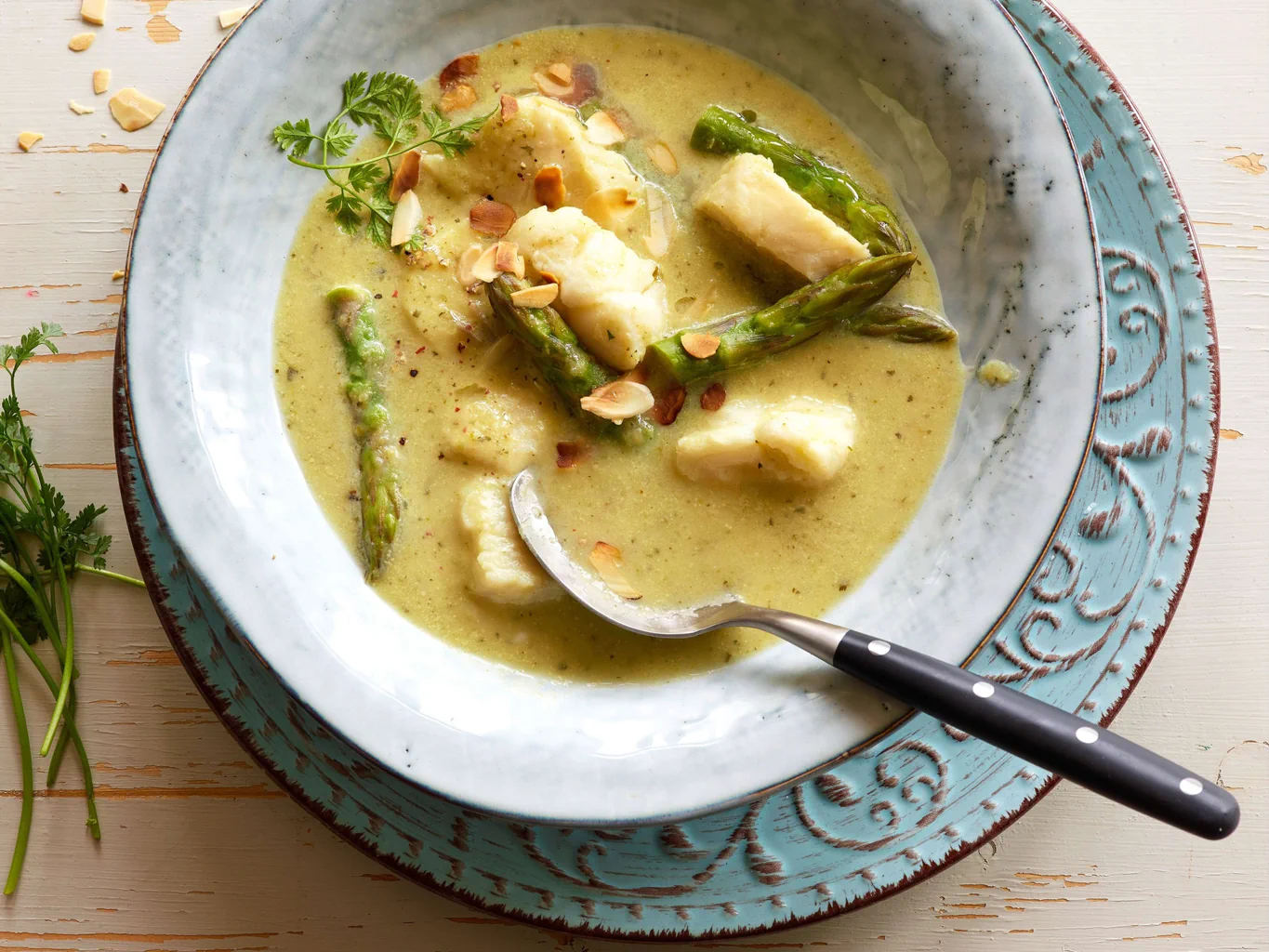 Velouté d'asperges avec poisson et cerfeuil