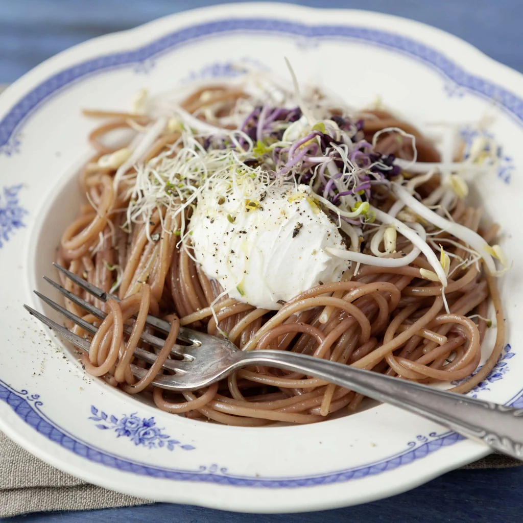 Spaghetti au vin rouge avec pousses et mascarpone 