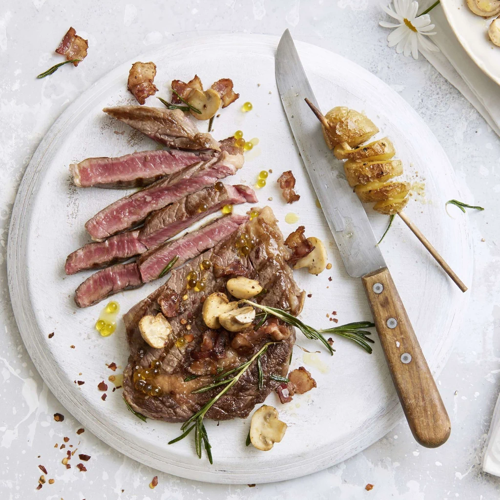 Hohrückensteak mit Speck und Champignons