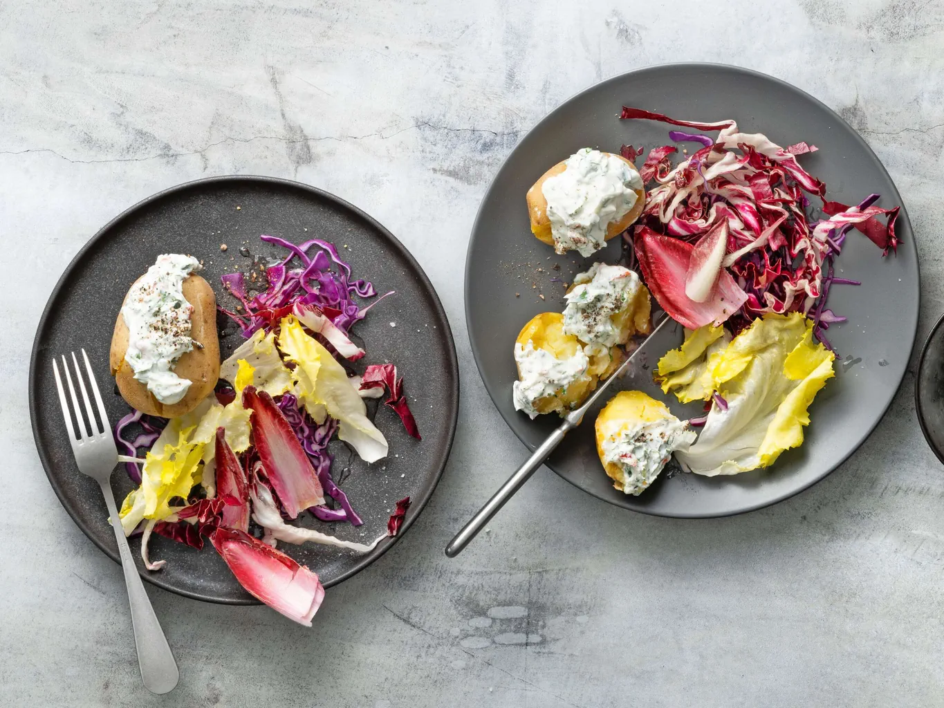 Patate lesse con quark alle erbe e insalata
