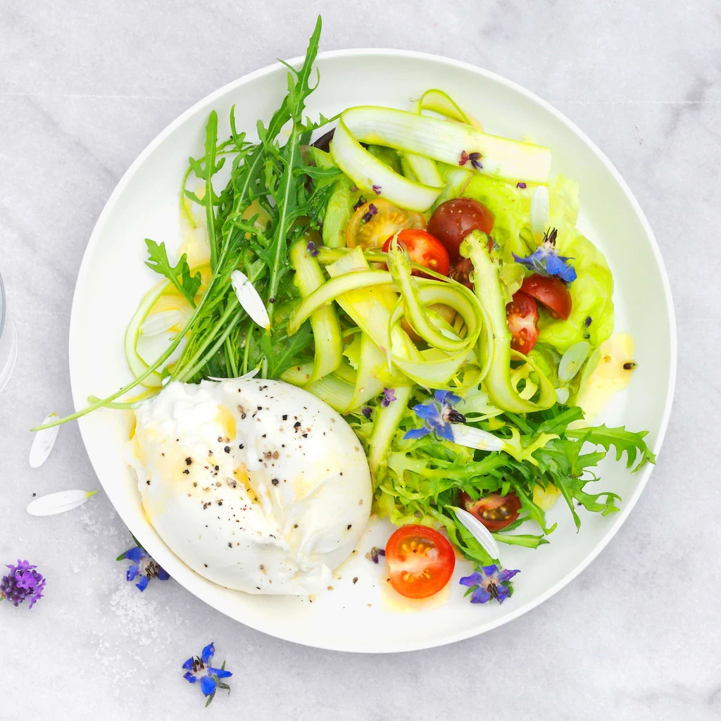 Blütensalat mit Spargeln und Burrata