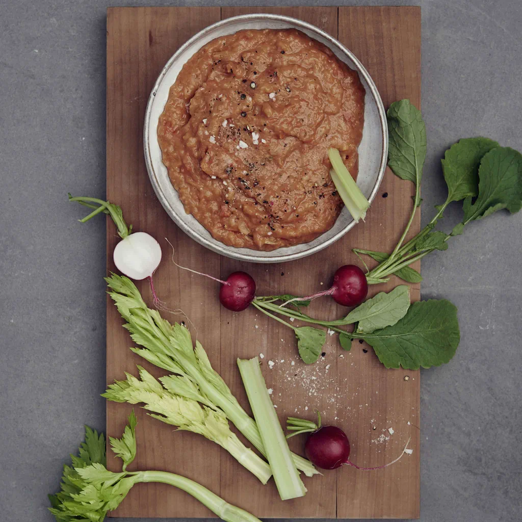 Tamarinden-Tomaten-Salsa mit Dip-Gemüse