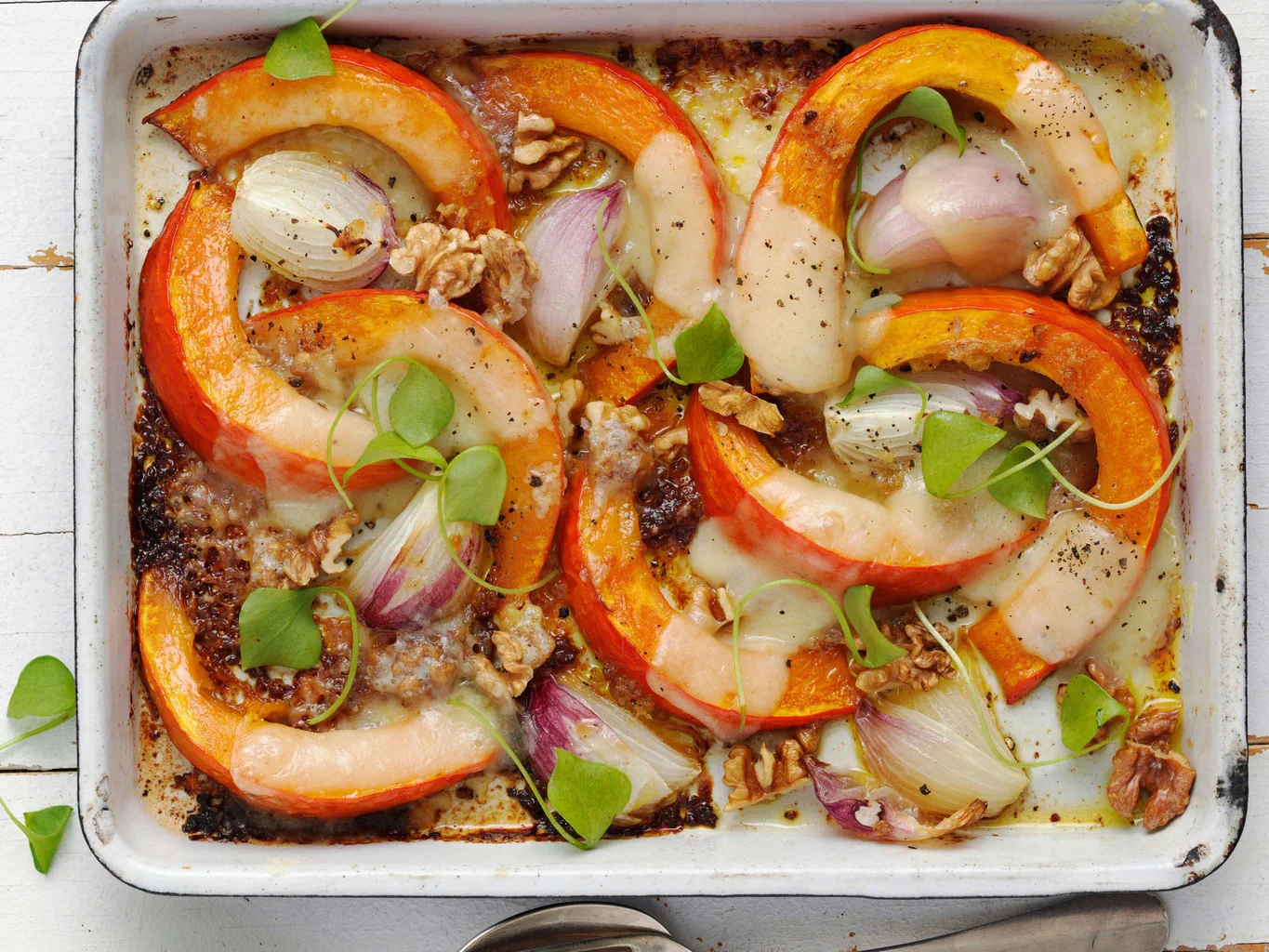 Ofenkürbis mit Käse und Nüssen