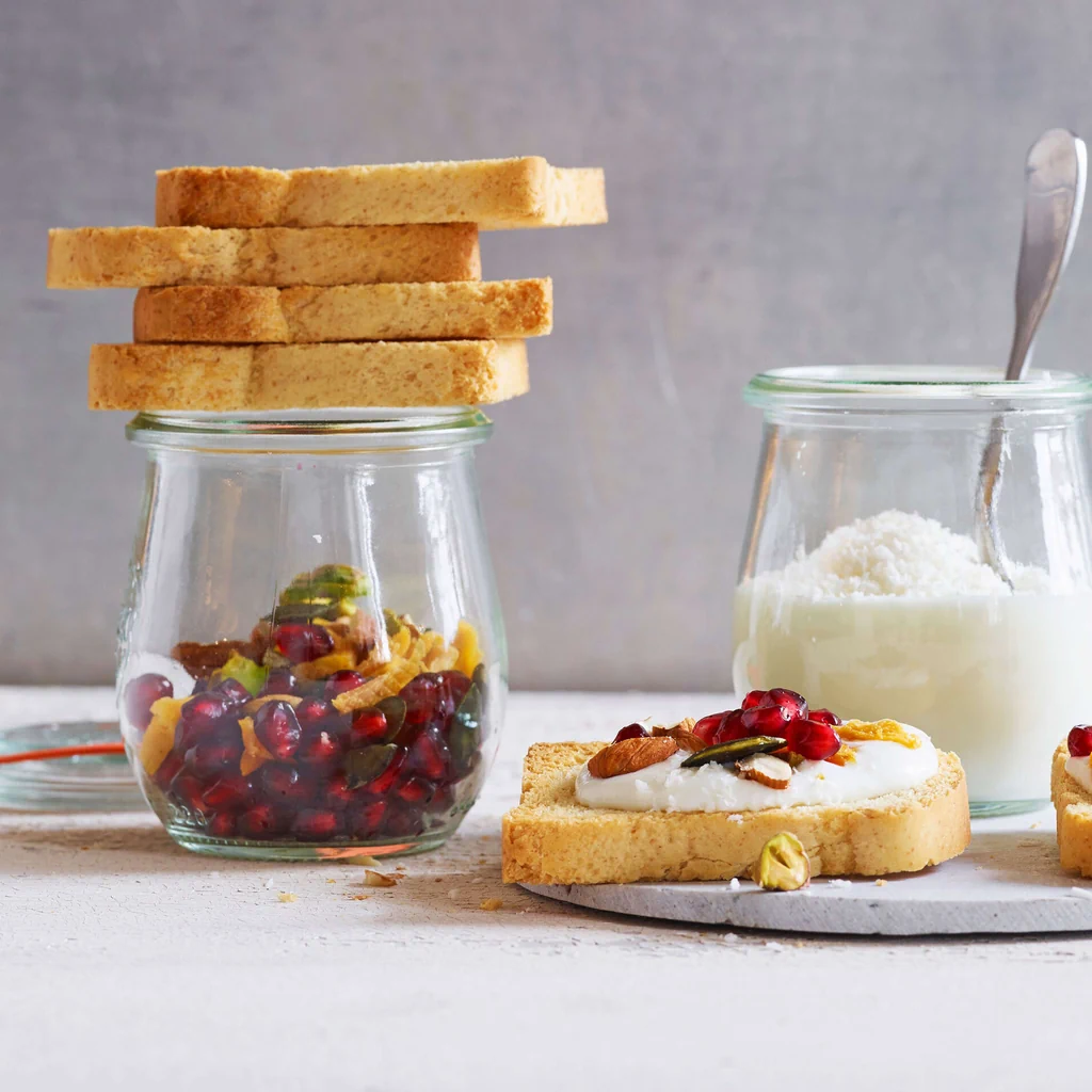 Dinkelzwieback mit Joghurt und Nüssen