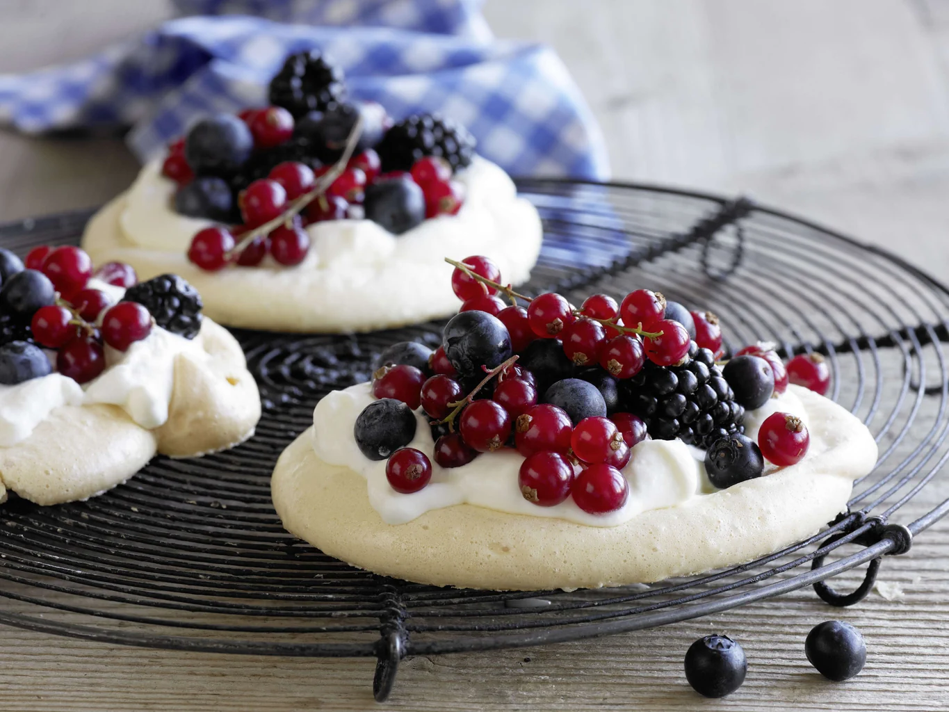 Meringue mit Rahm und Beeren