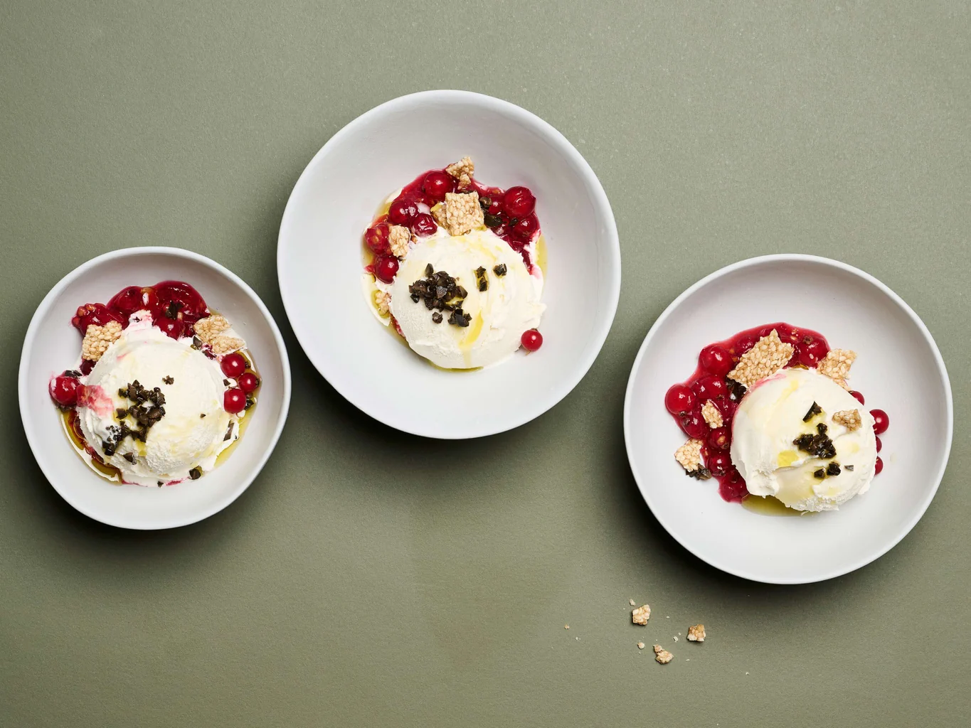 Glace vanille avec olives et croquant au sésame
