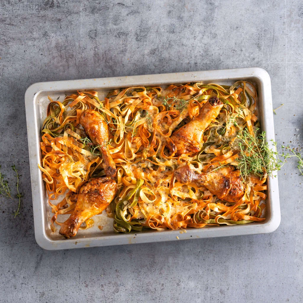 Teglia di pollo, pasta e formaggio al forno