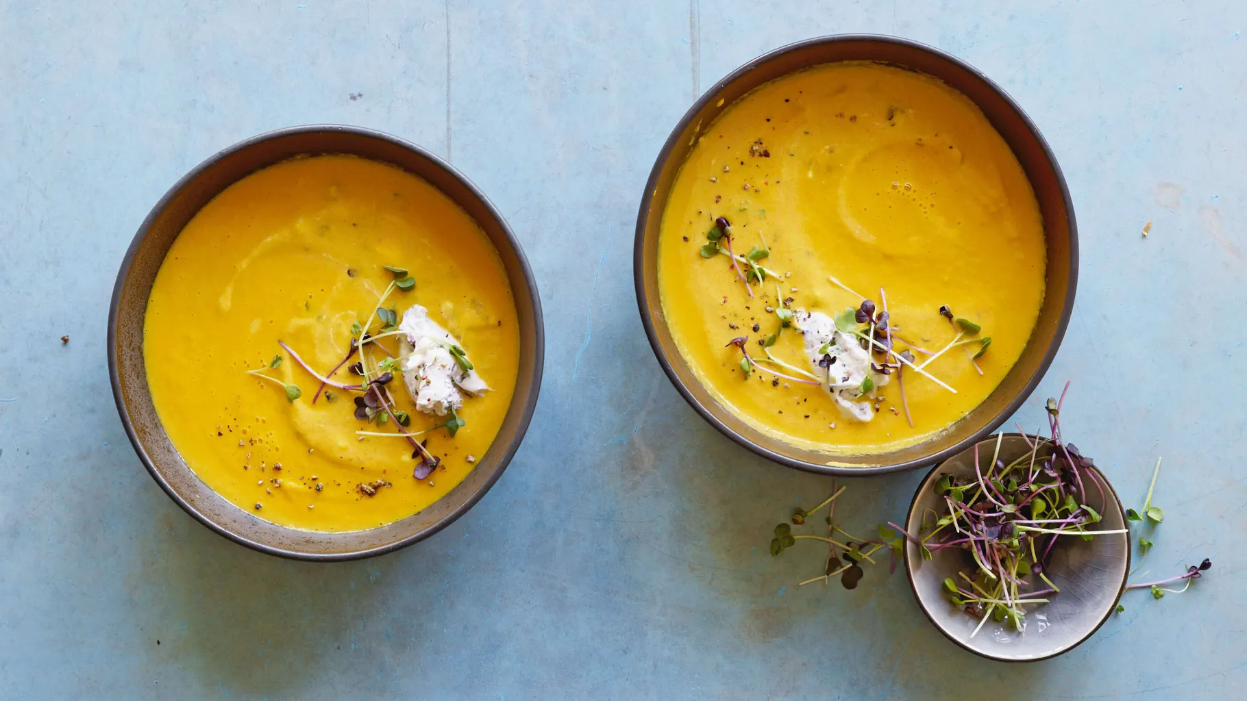 Soupe de carottes au citron vert avec micro-pousses