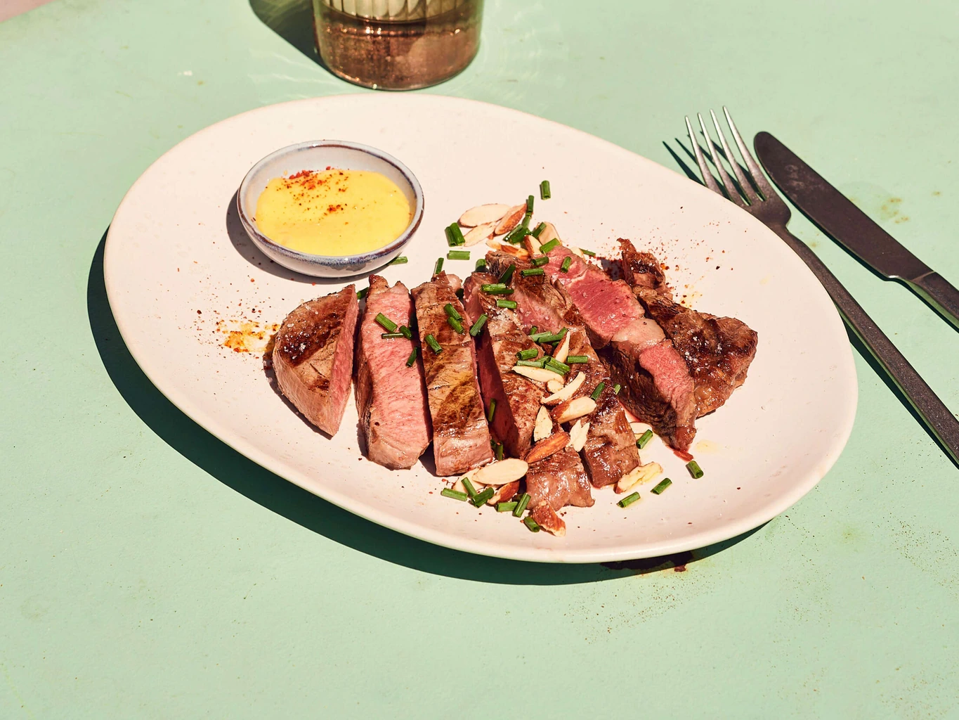 Steak de bœuf à l'aïoli avec amandes fumées