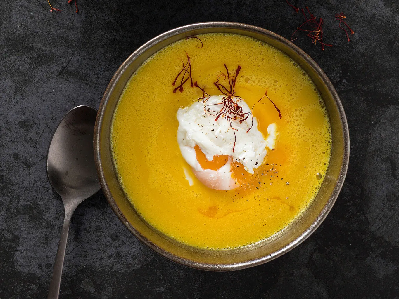 Safran-Kartoffel-Suppe mit pochiertem Ei
