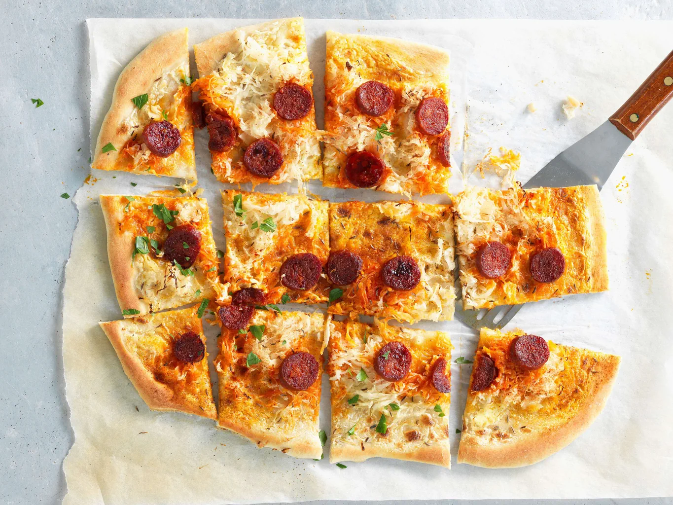 Tarte flambée avec choucroute et chorizo