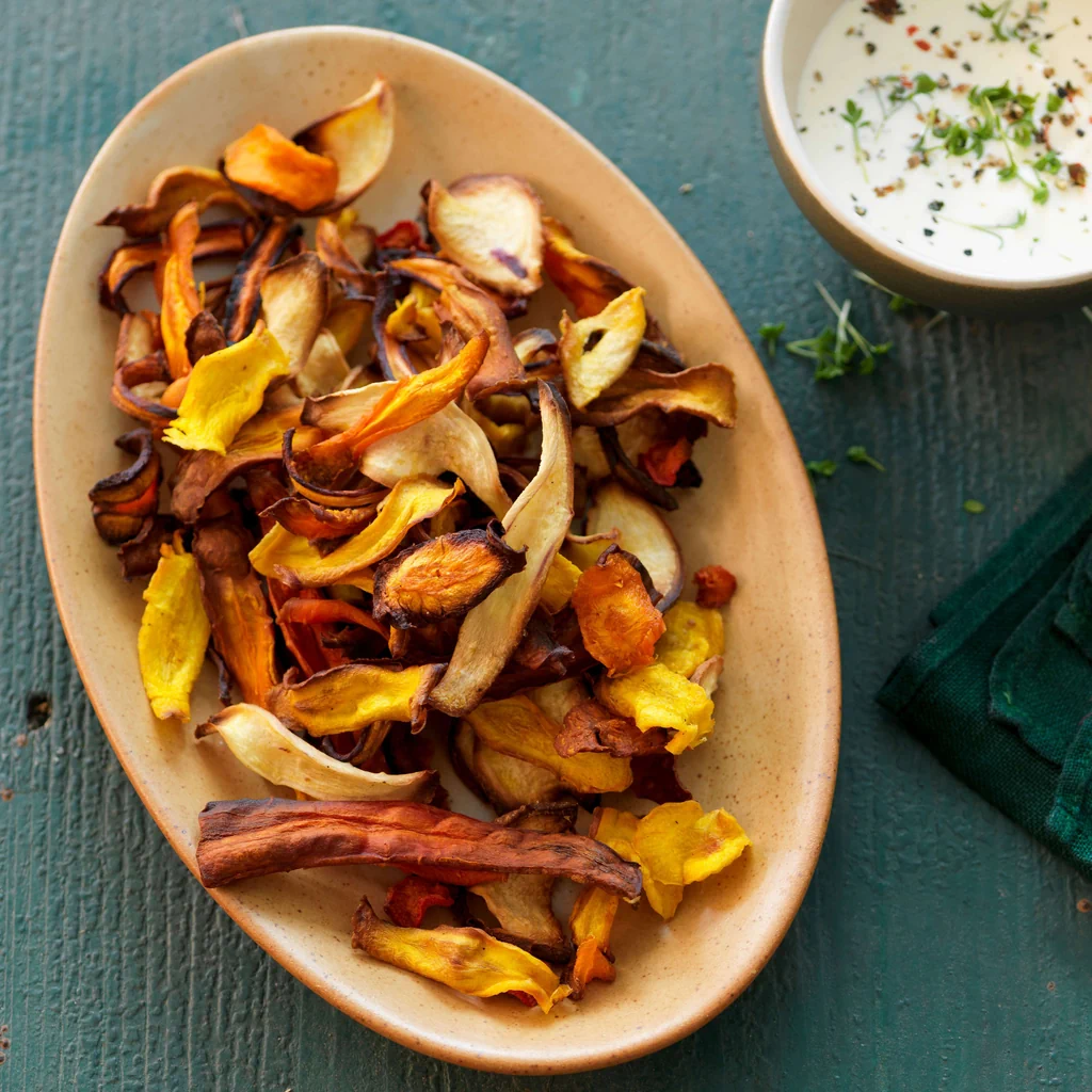 Gemüsechips mit Joghurt-Dip