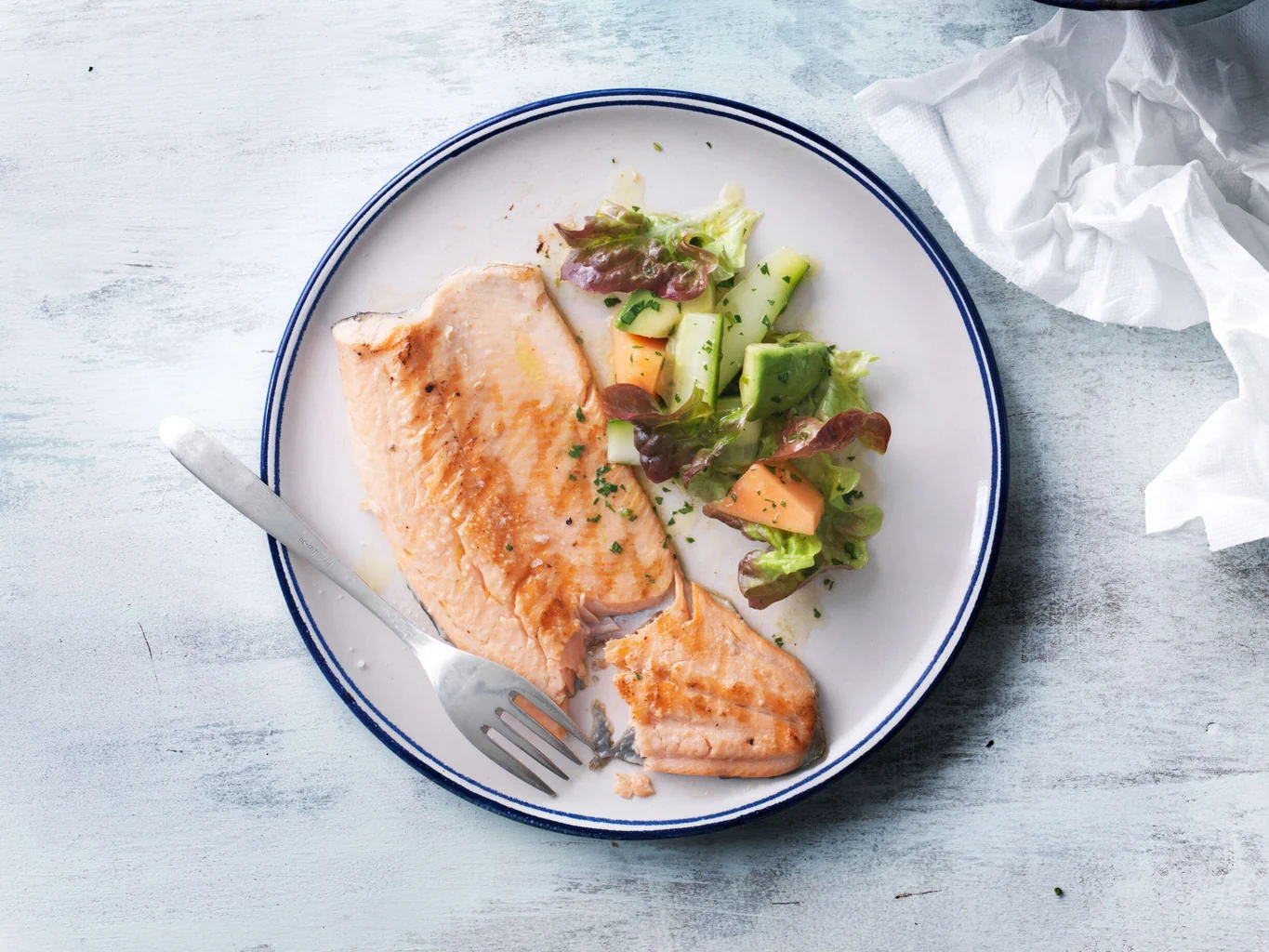 Lachsforellenfilets mit Sommersalat