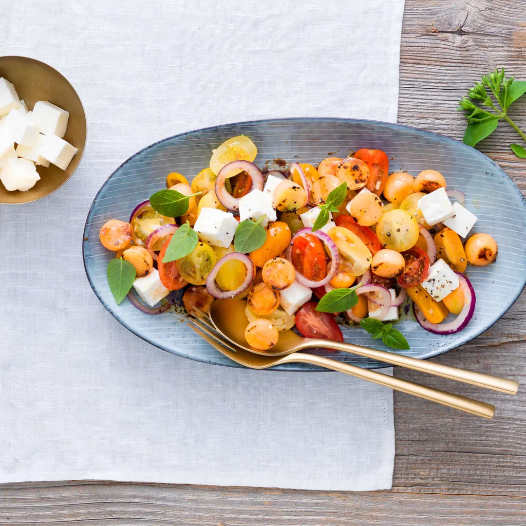 Melon grillé avec feta et tomates 