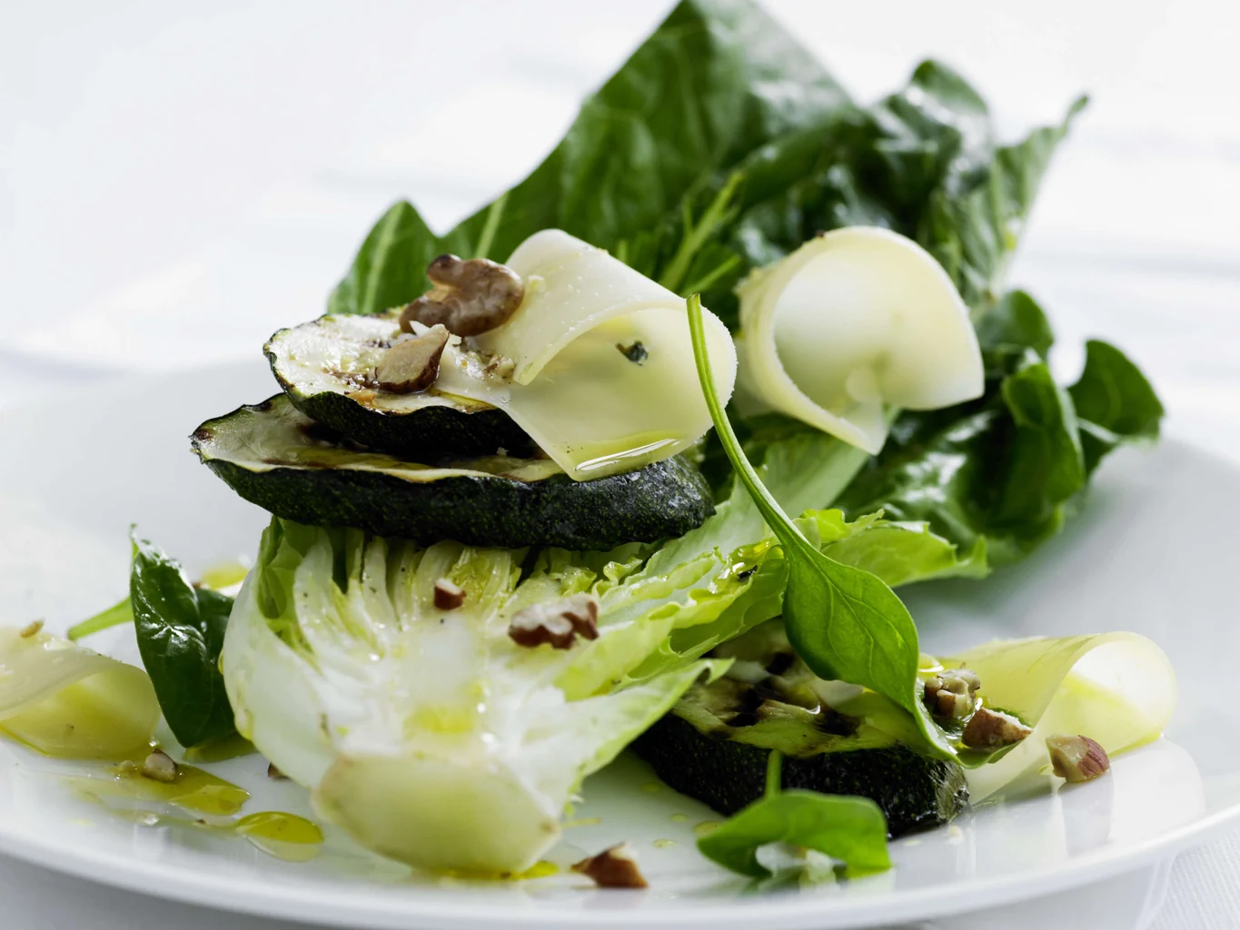 Sommersalat mit grillierten Zucchetti und Käse