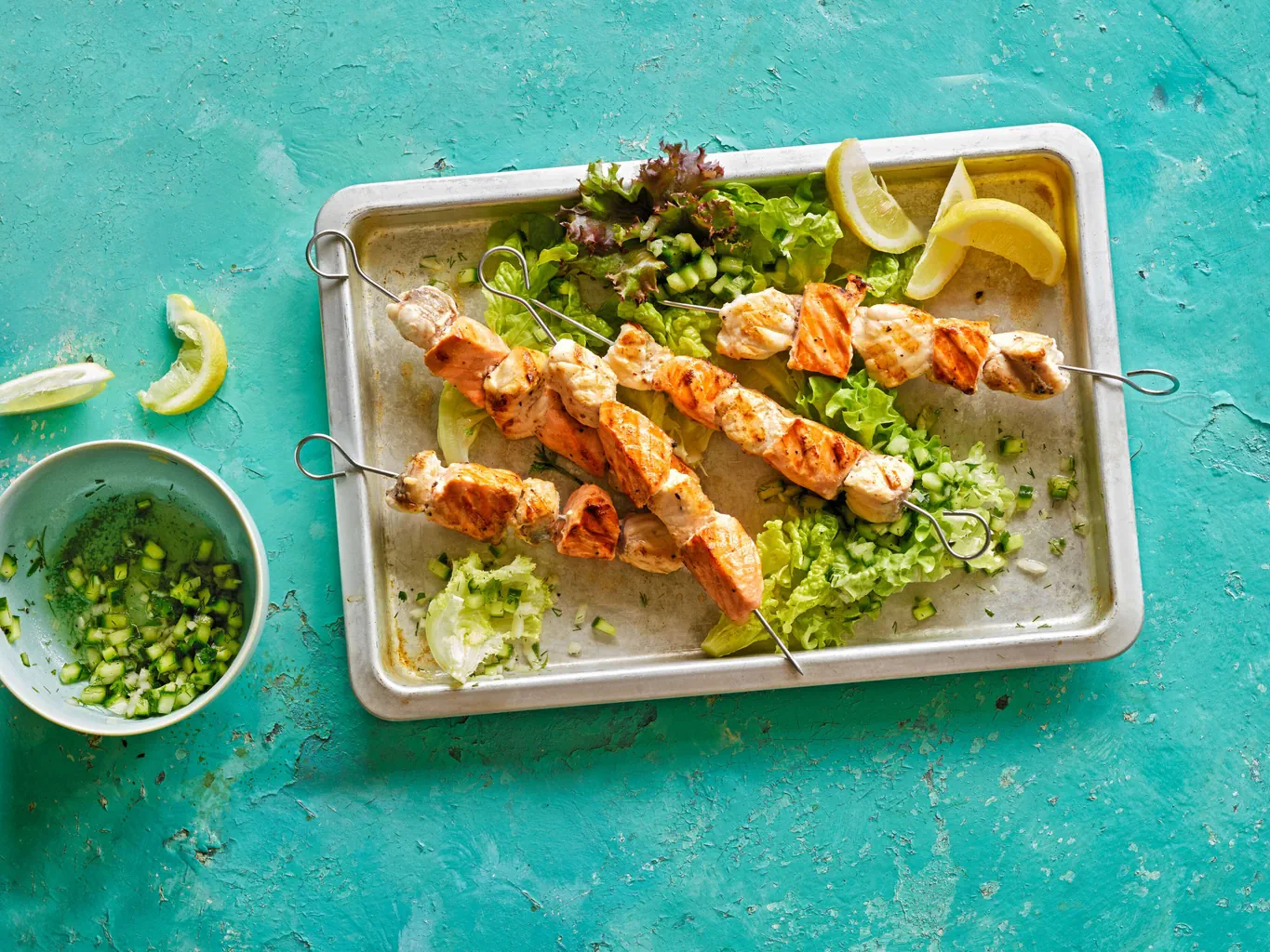 Brochettes de poisson avec salade verte