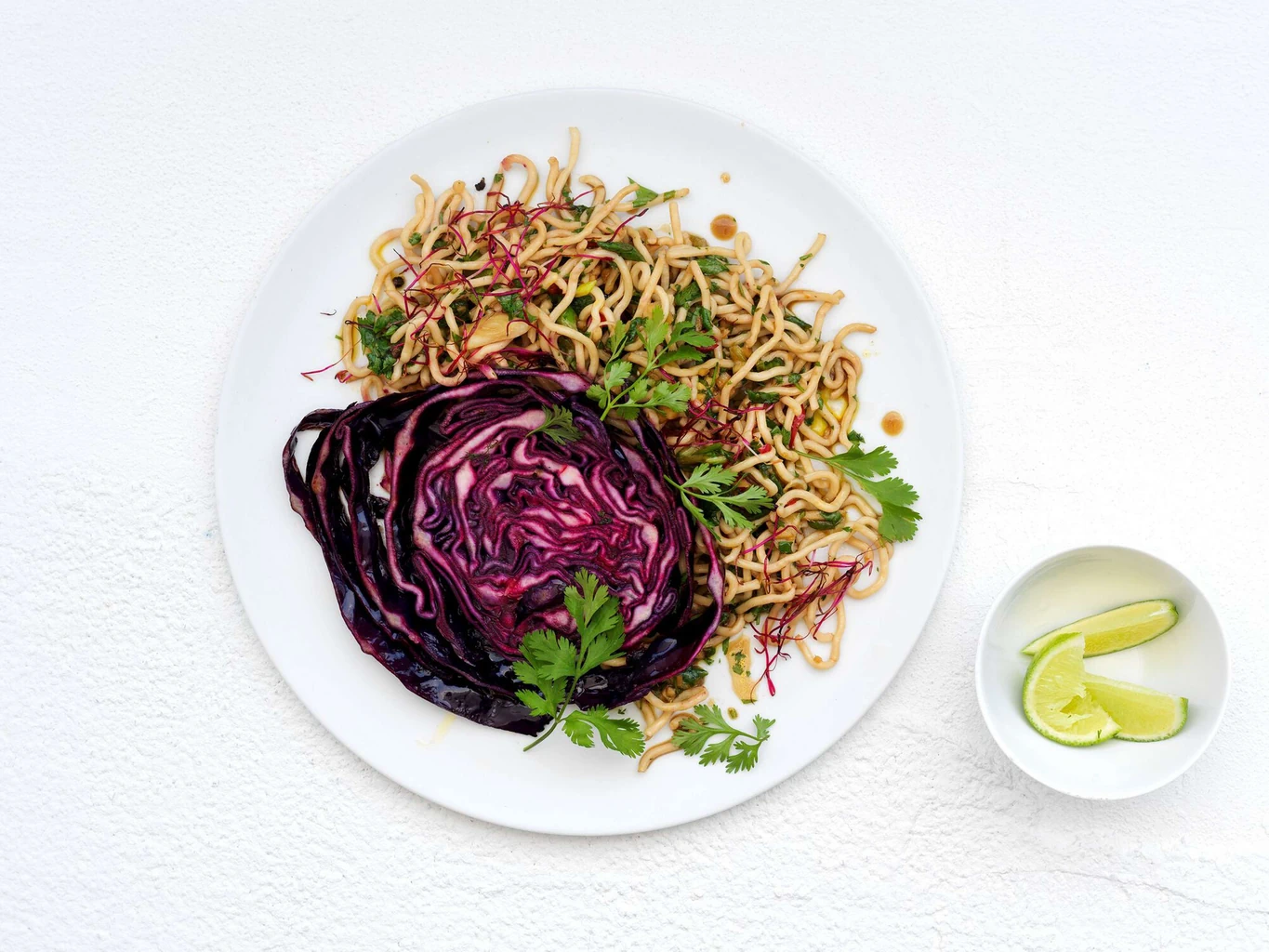 Steak de chou rouge avec salade de mie noodles