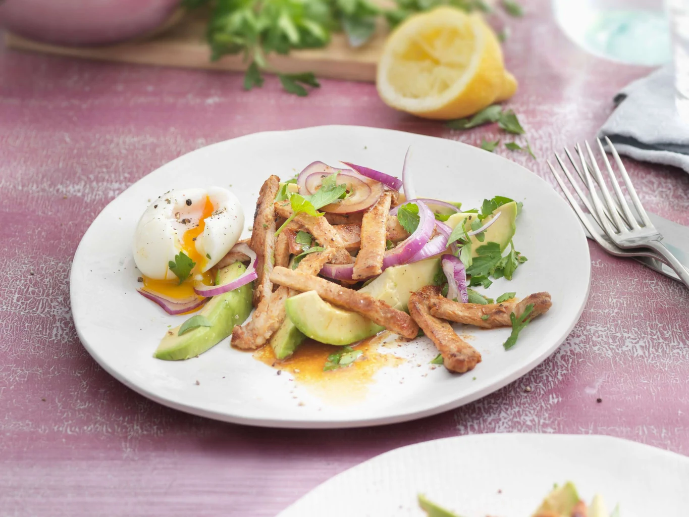 Schnitzelstreifen mit Ei und Avocado