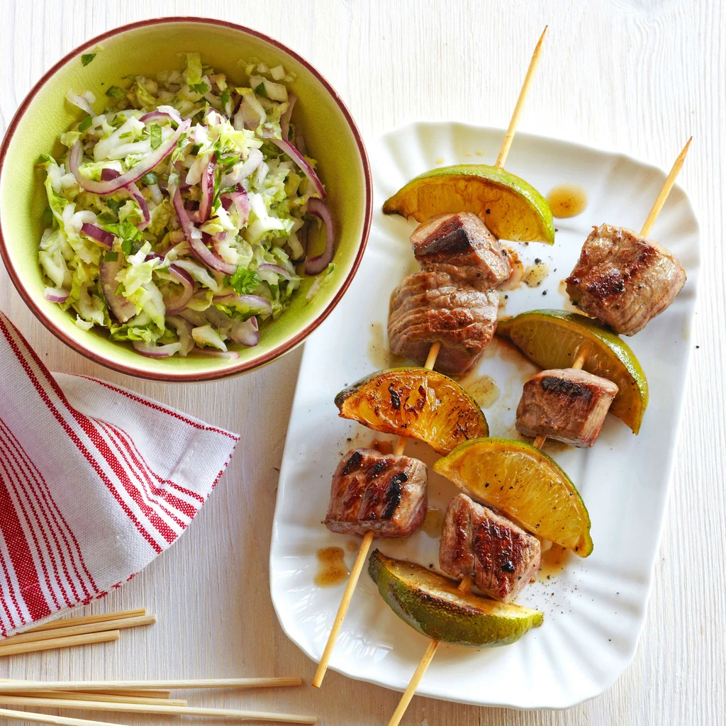 Rindsspiessli mit Chinakohlsalat