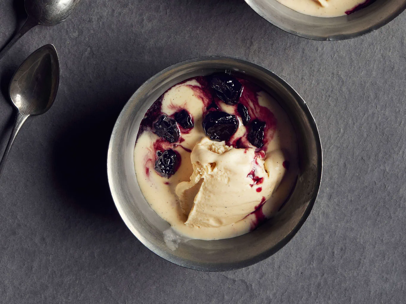 Tsampa-Joghurt-Glace mit Vanillekirschen