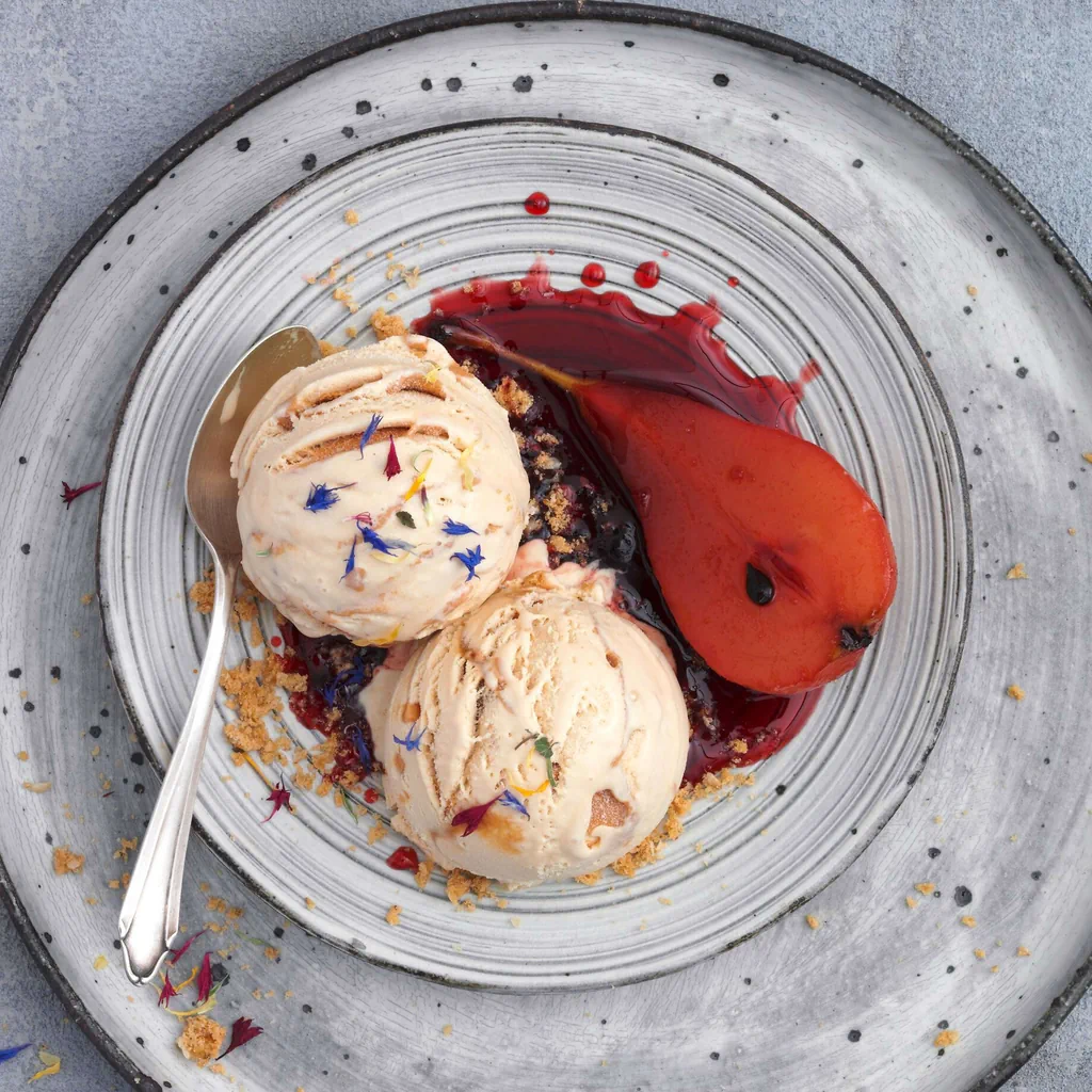 Pere al rooibos con gelato al caramello