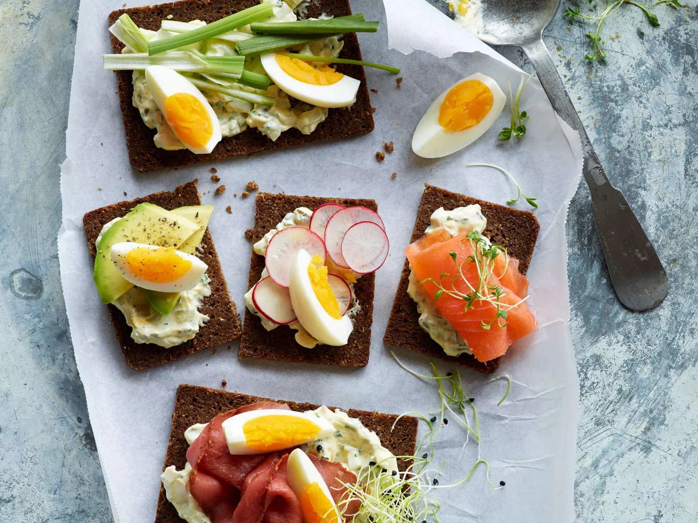 Offene Sandwiches mit Tartaresauce und variablen Toppings