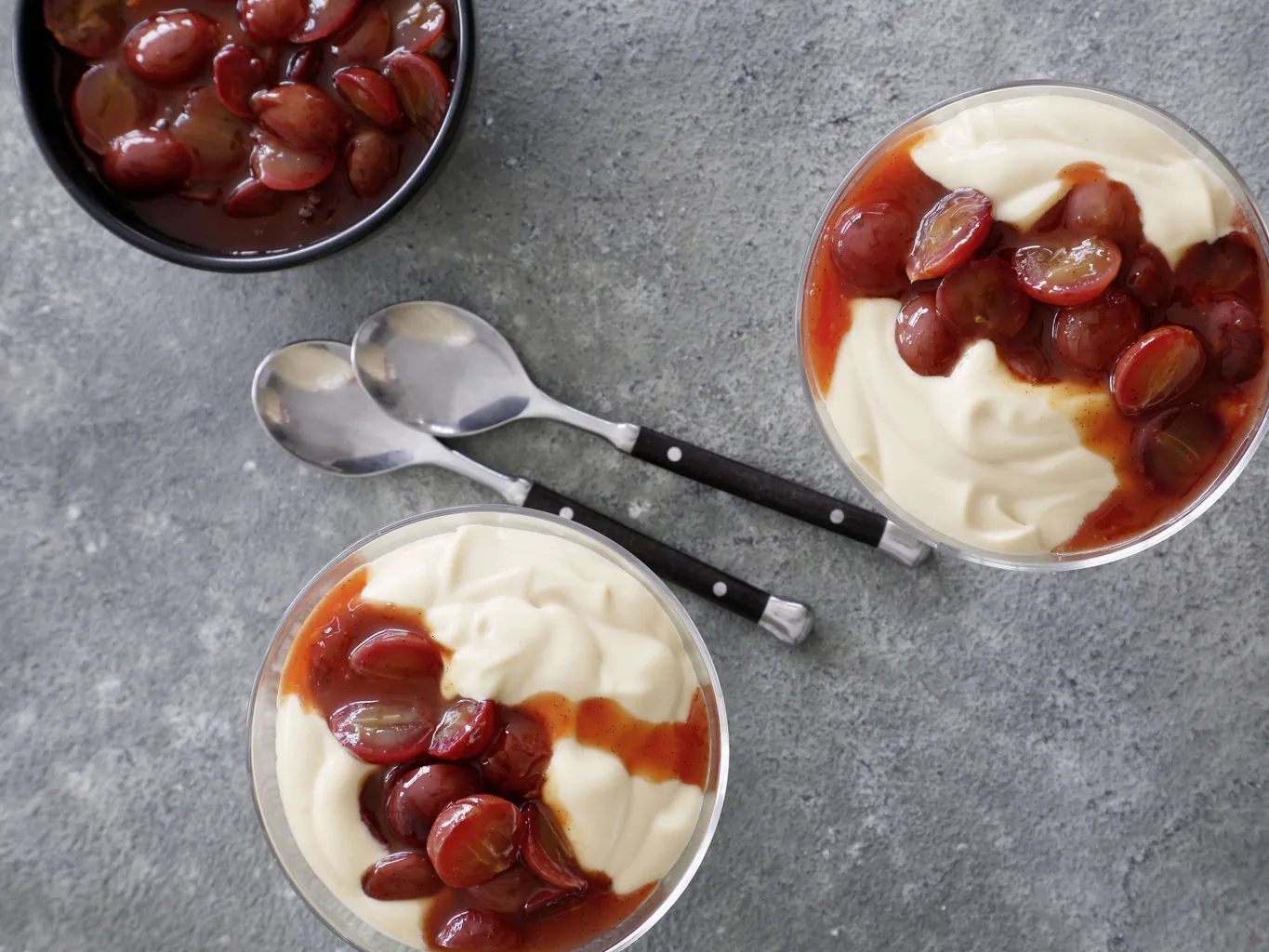 Crème caramel avec compote de raisins