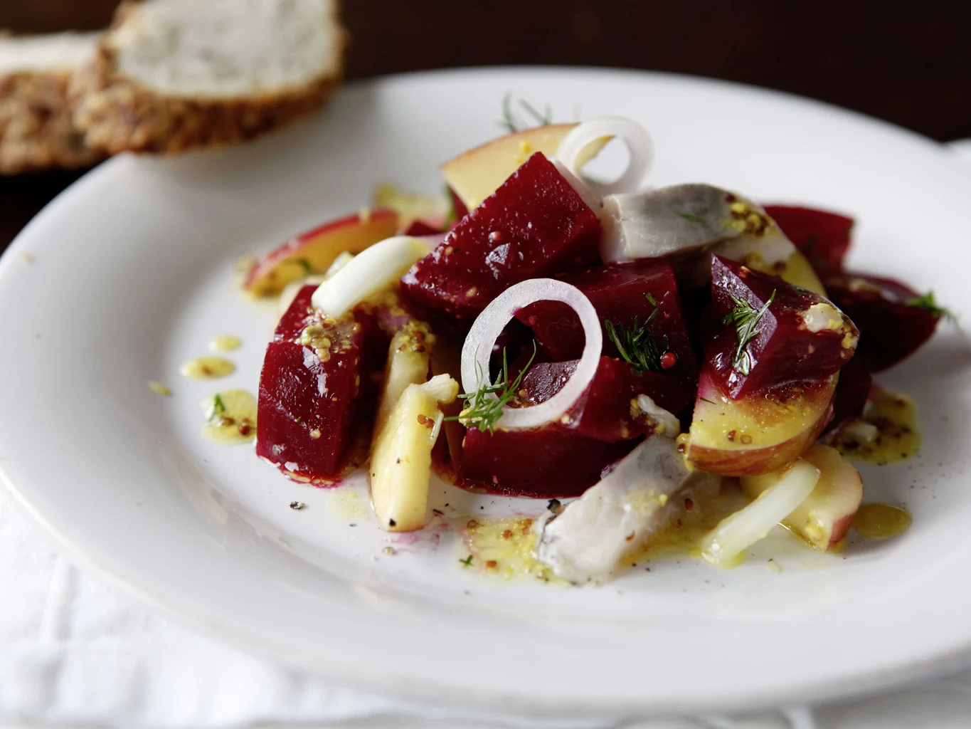 Salade de harengs et de betteraves rouges