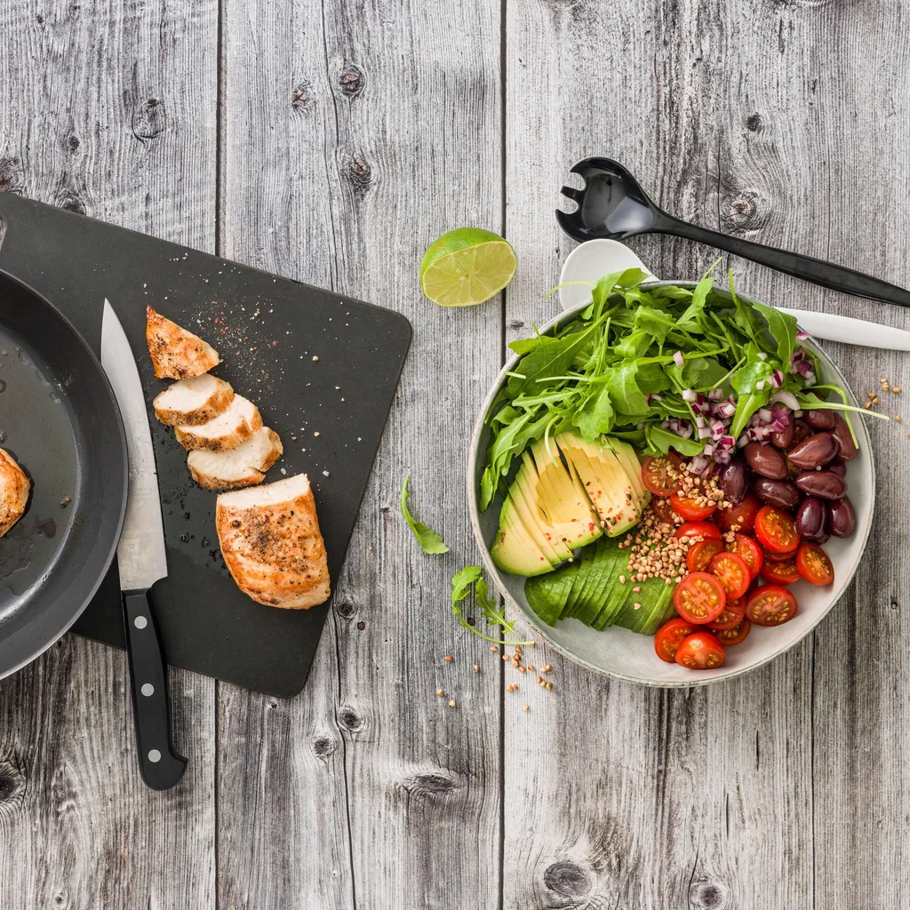Poitrine de poulet et salade d'avocat aux olives