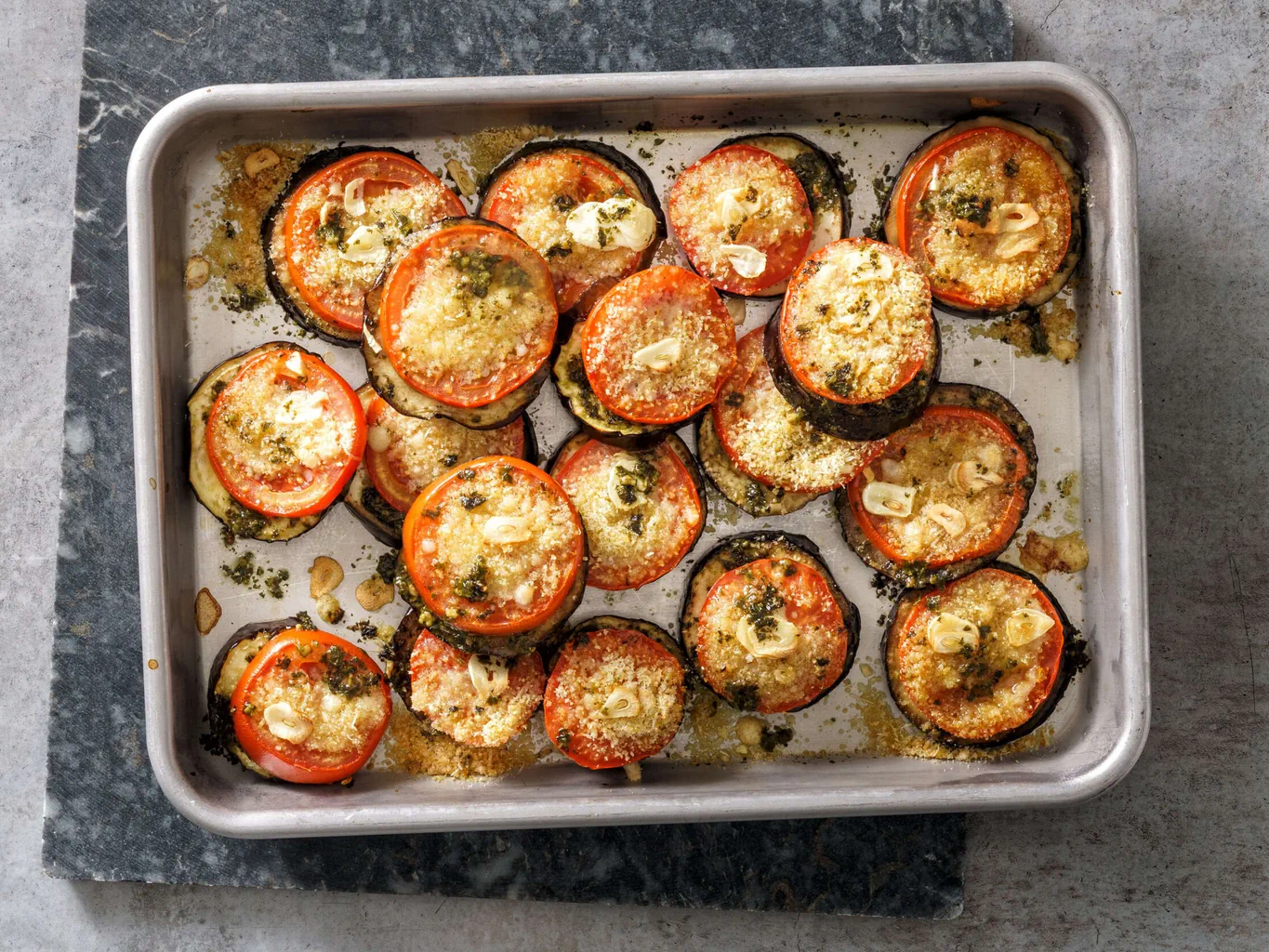 Überbackene Auberginen-Tomaten-Scheiben