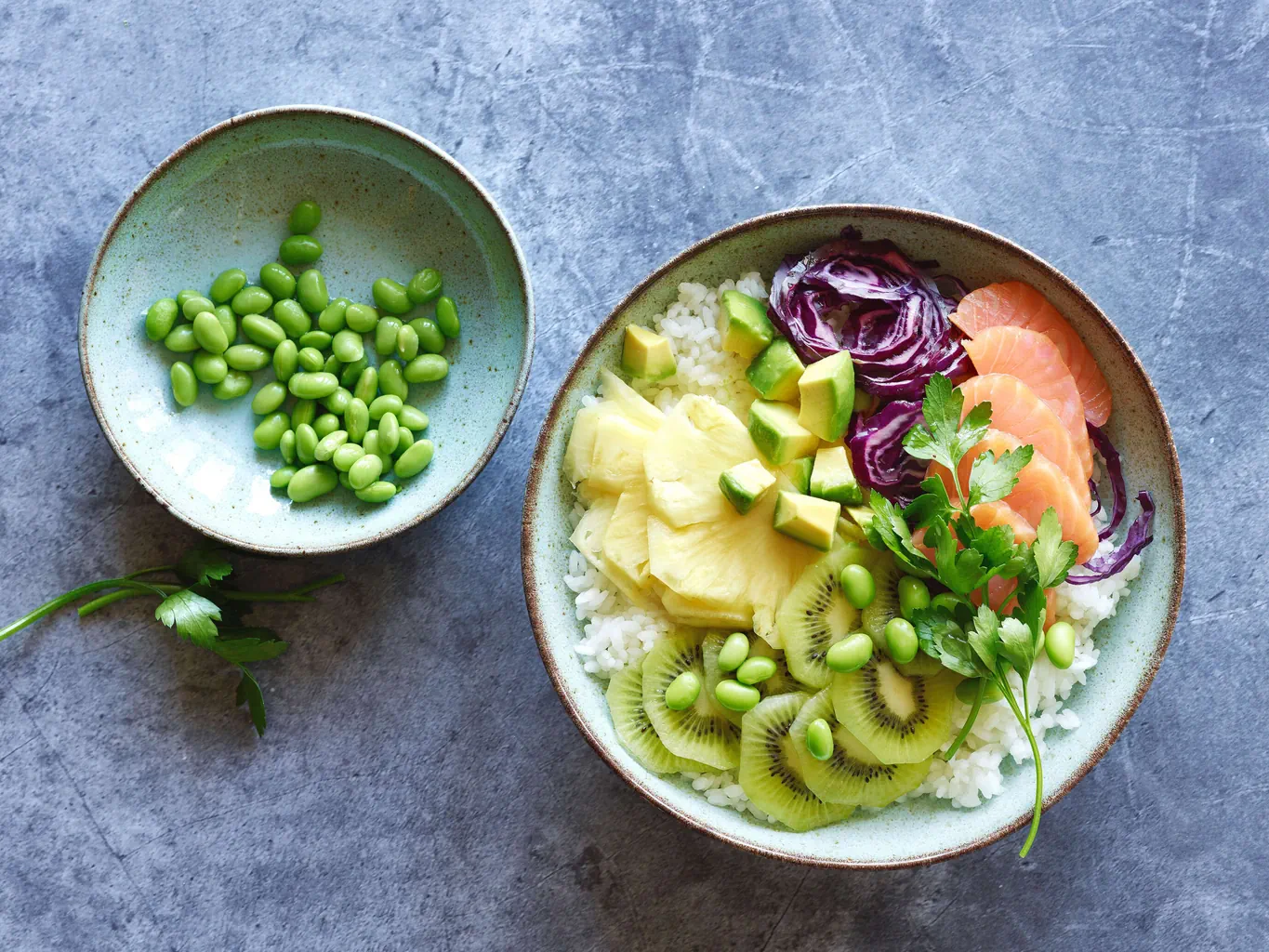 Bowl de riz avec avocat, ananas et saumon