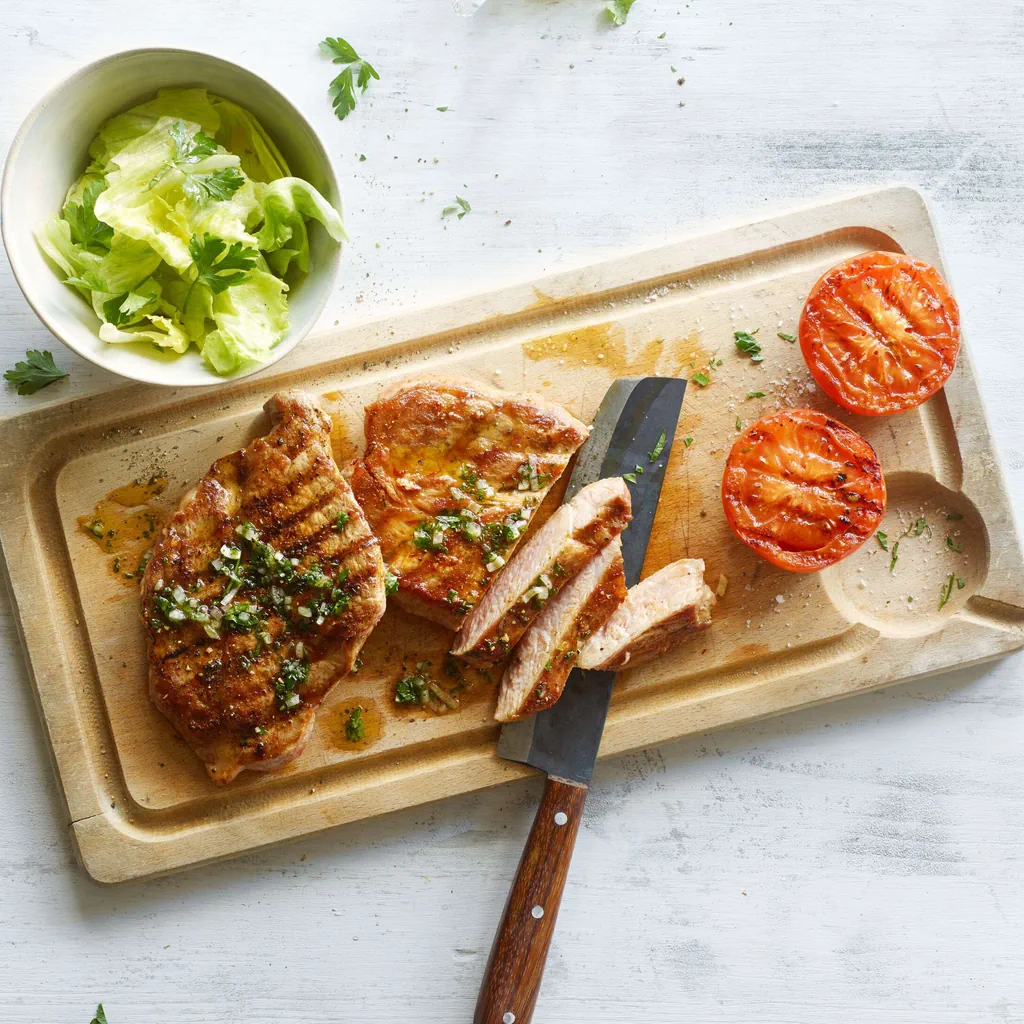 Steak de porc avec salade et tomate