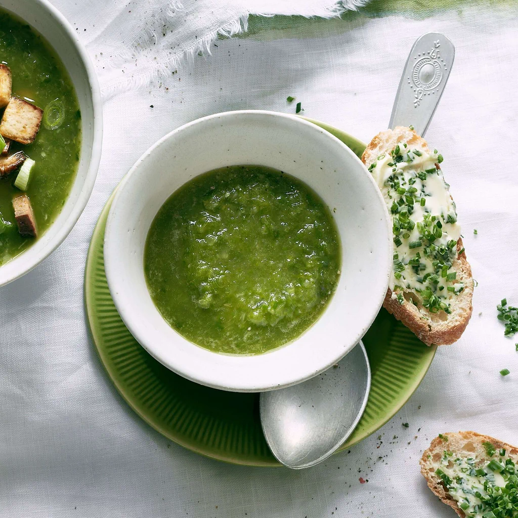 Gaspacho au concombre et aux épinards avec tofu
