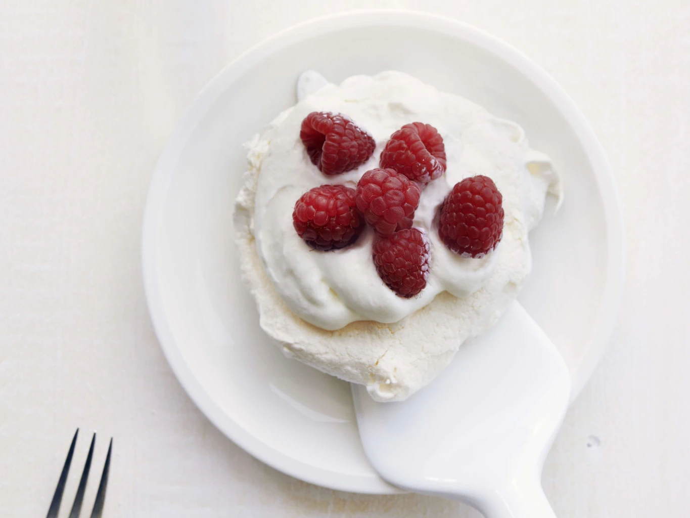 Mini-Pavlova mit Himbeeren