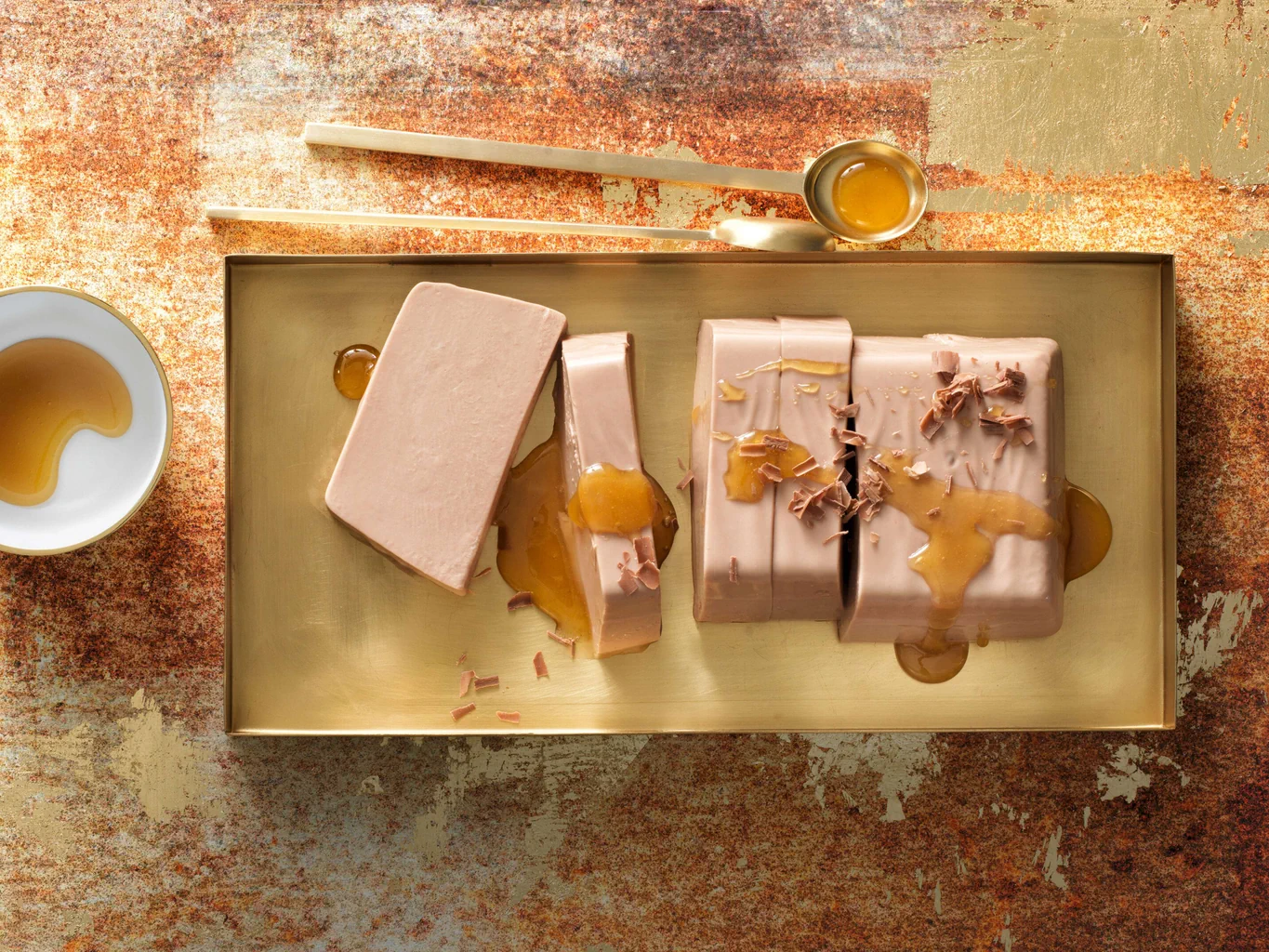 Terrine au chocolat et au yogourt avec gelée de miel