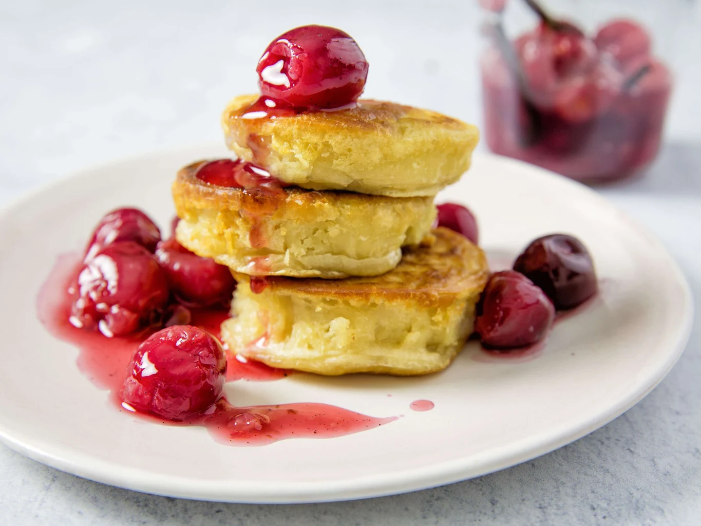 Crumpets avec compote de cerises