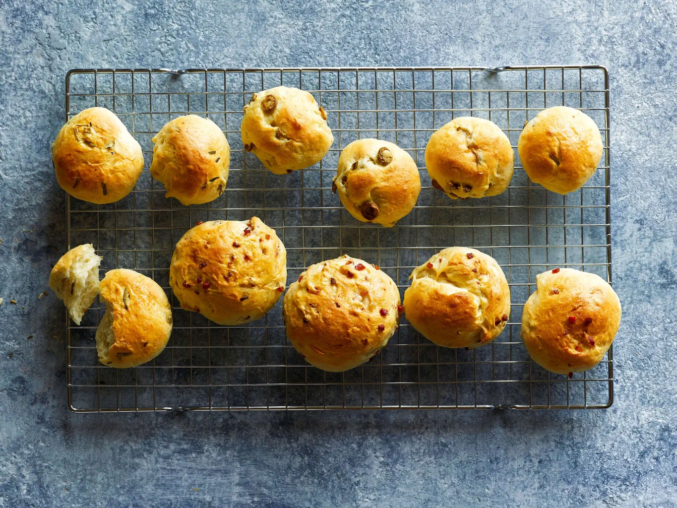 Zopfbrötchen mit Speck, Rosmarin und Oliven