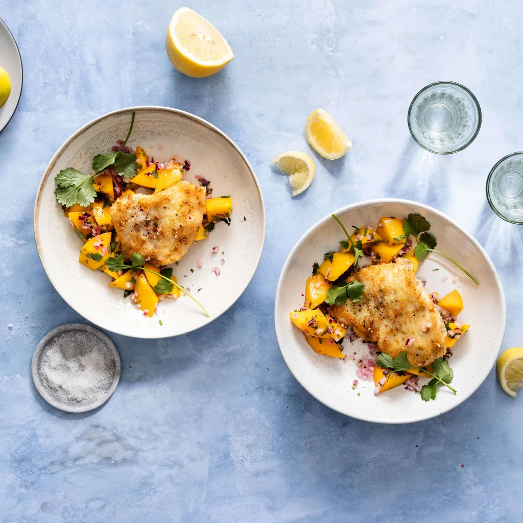 Platessa impanata al lemongrass e cocco su insalata di mango