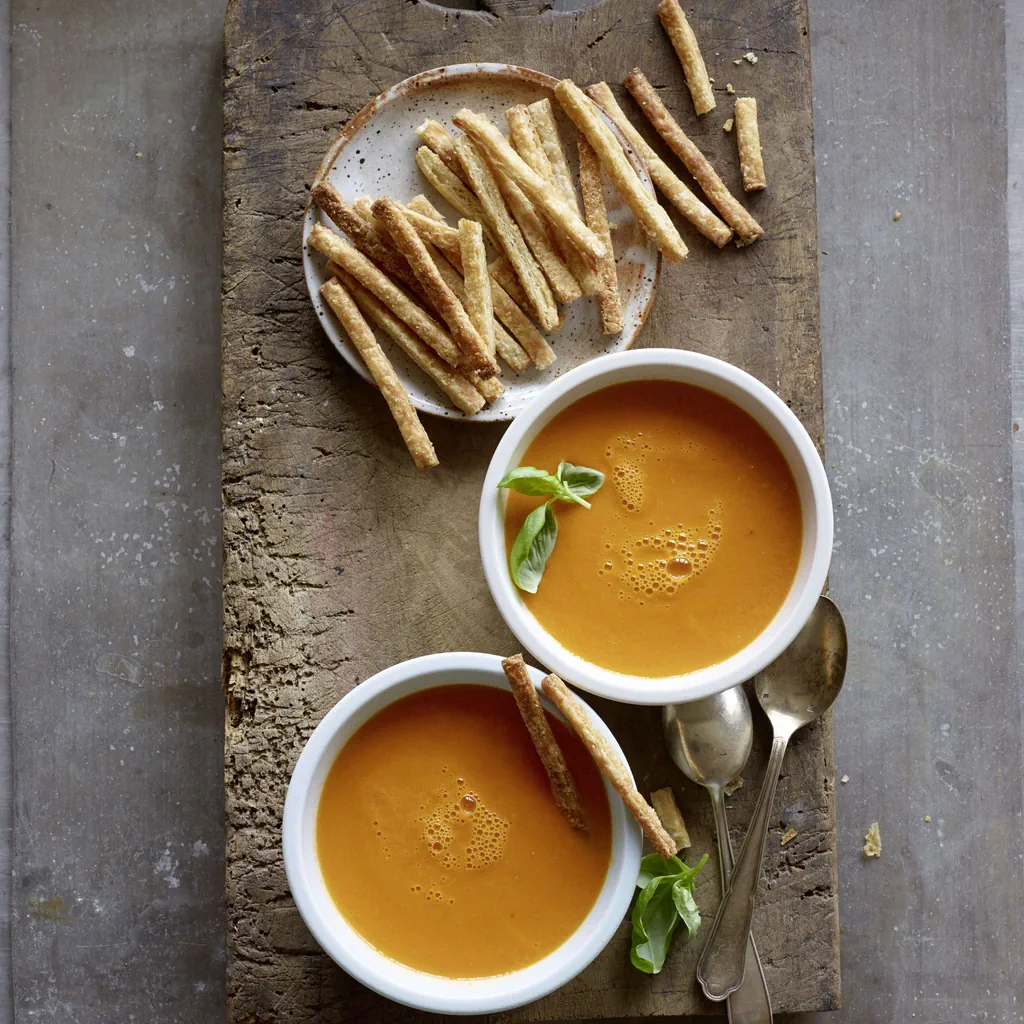 Soupe de tomates avec bâtonnets croustillants