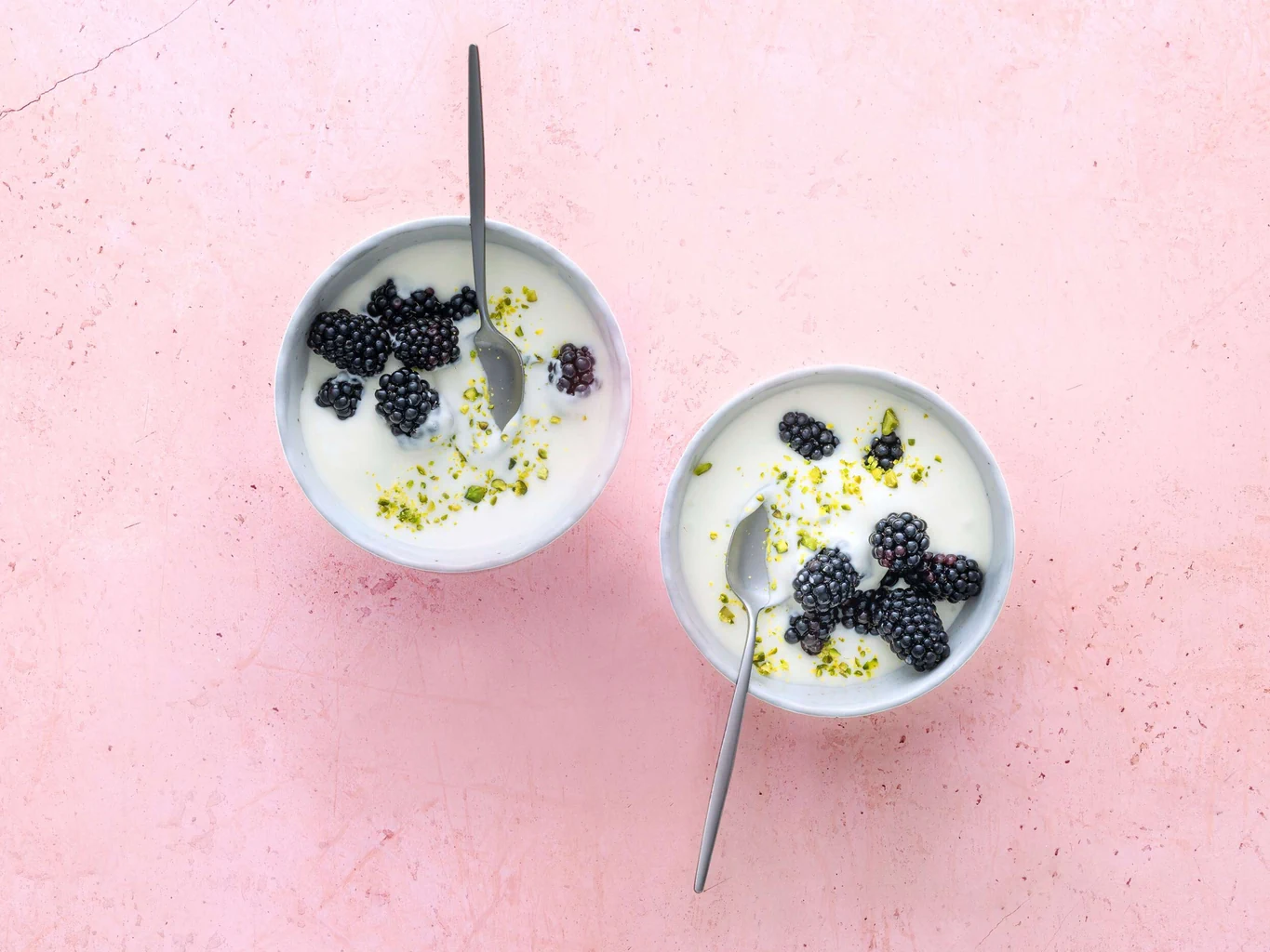Weisse Schokoladen-Brombeer-Creme