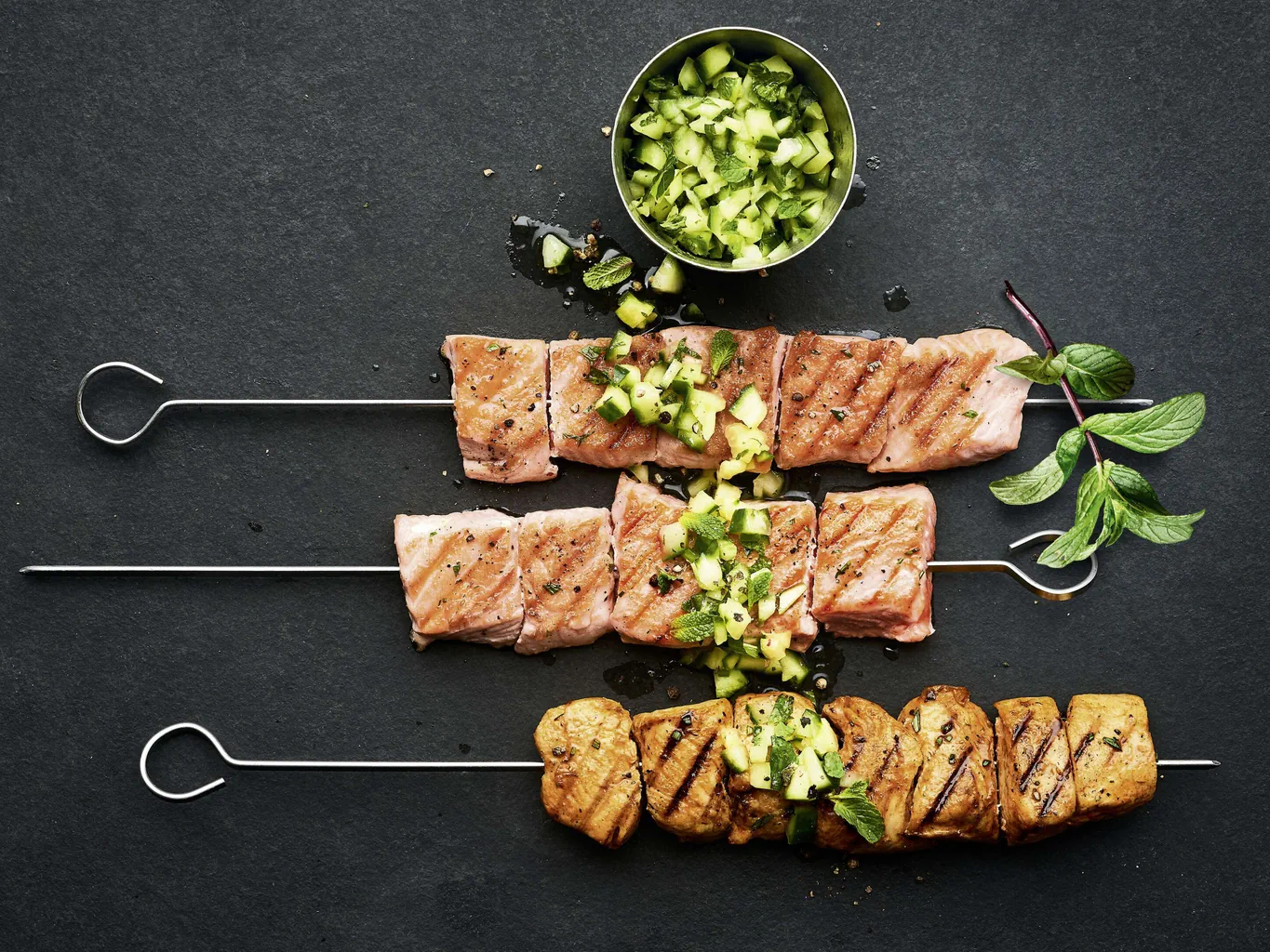 Brochettes au gril avec salsa de concombre