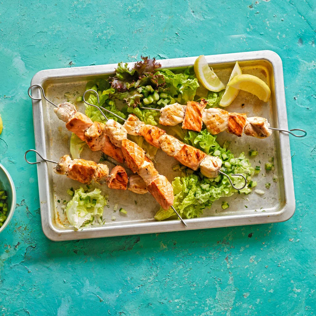 Brochettes de poisson avec salade verte