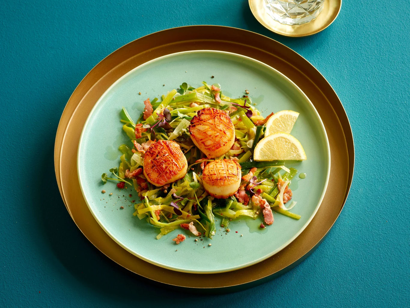 Noix de Saint-Jacques sur lit de poireau avec vinaigrette au lard