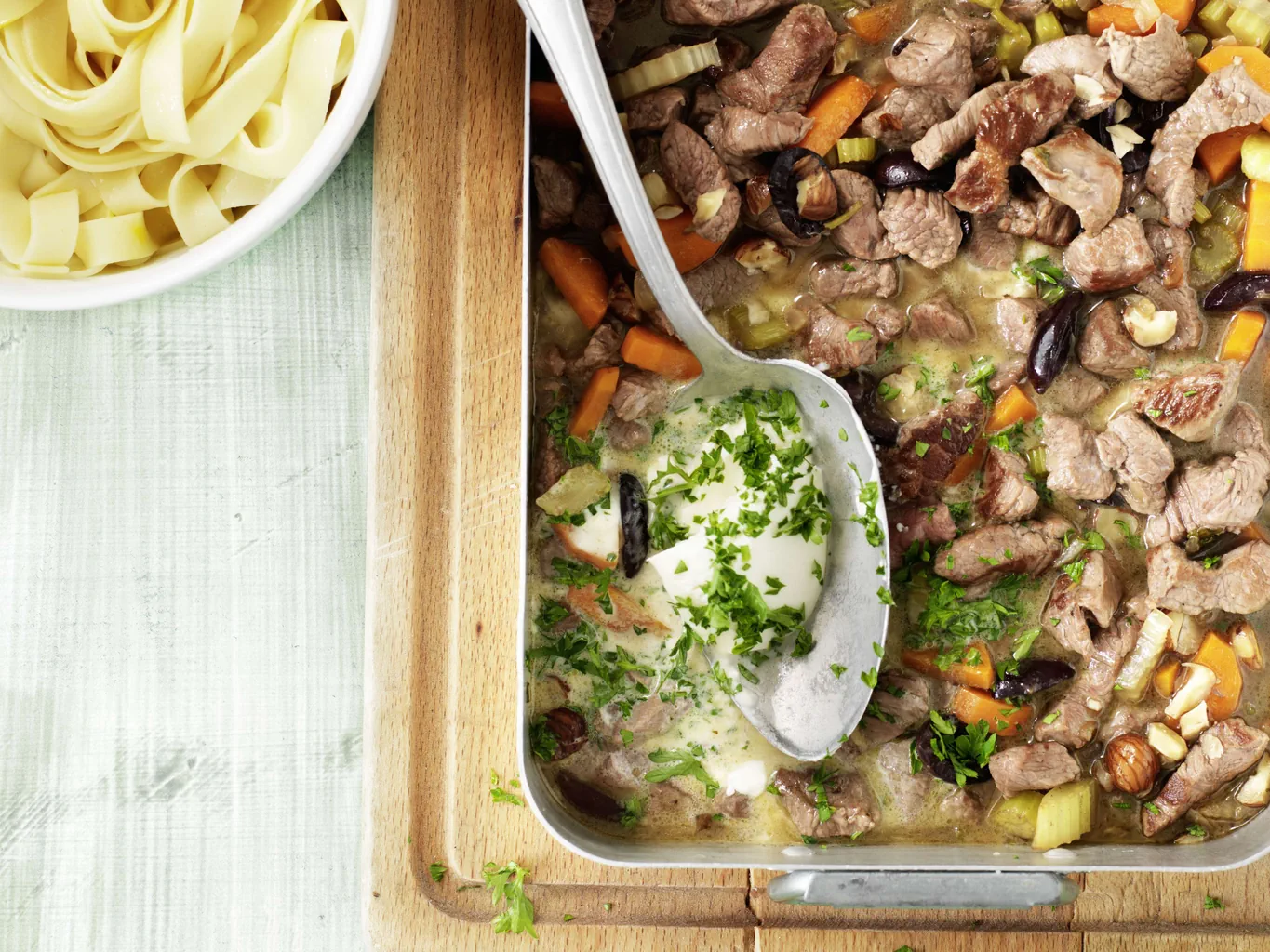 Viande d’agneau avec noisettes et olives