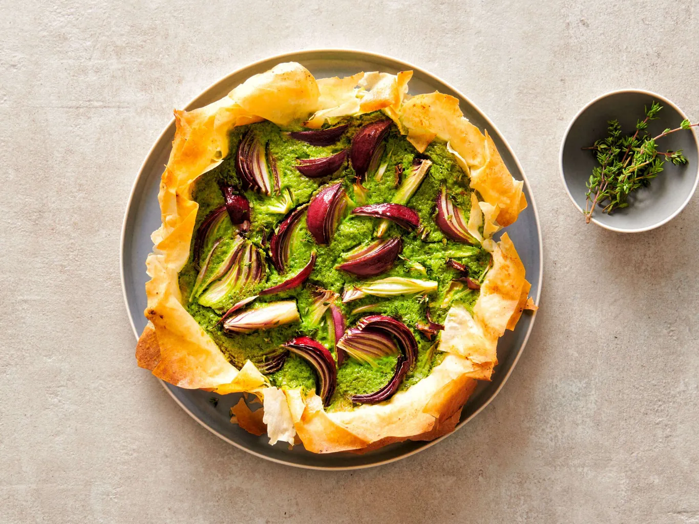Quiche alle cipolle e alle erbe con formaggio di capra