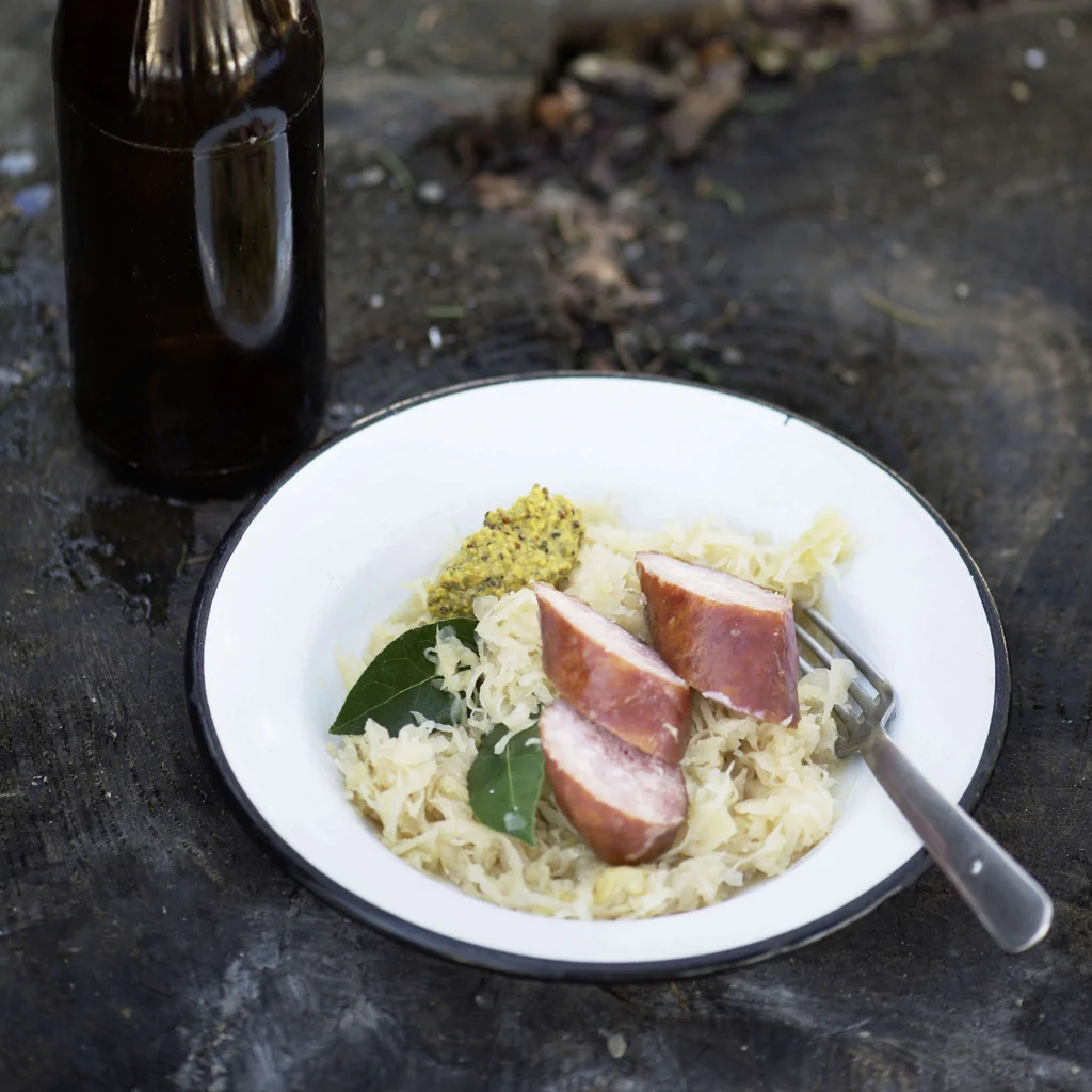 Saucisson mit Honig-Bier-Sauerkraut