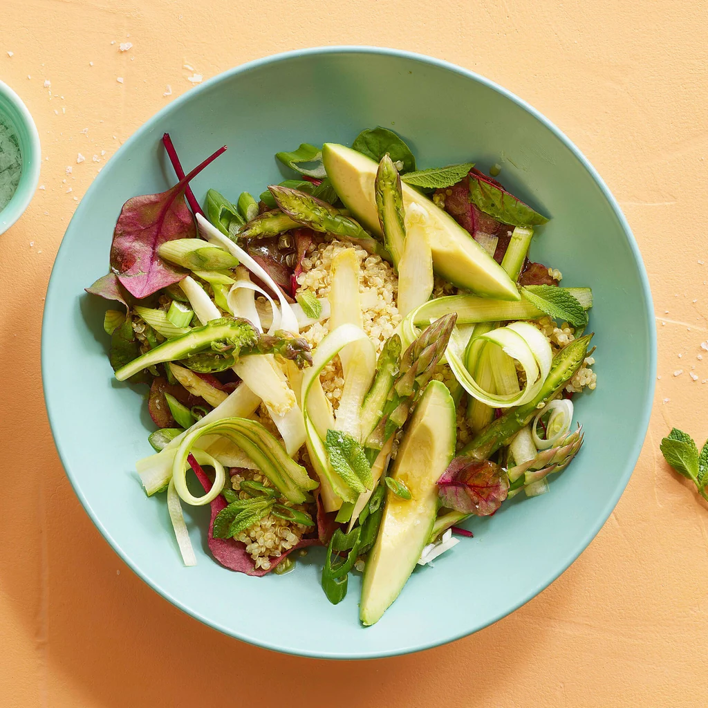 Salade au quinoa avec asperges et avocat