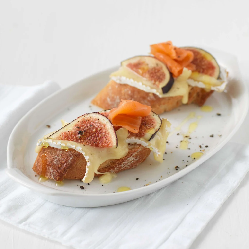 Crostini con brie, fichi e salmone affumicato